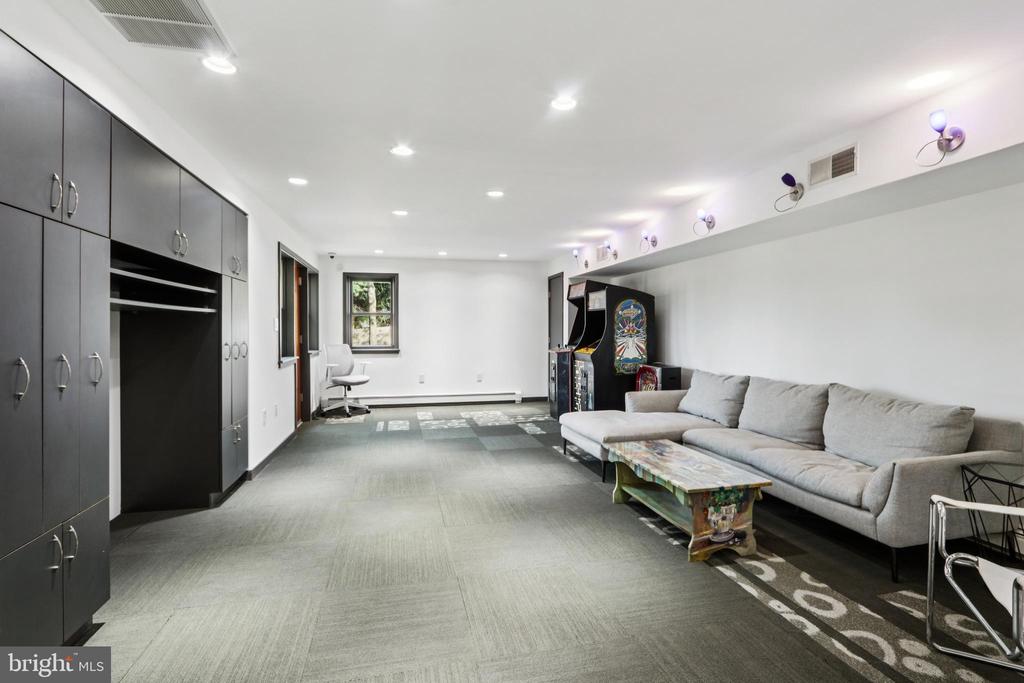 400 HIGHVIEW DRIVE