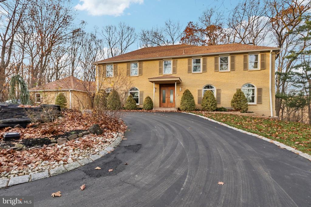 400 HIGHVIEW DRIVE