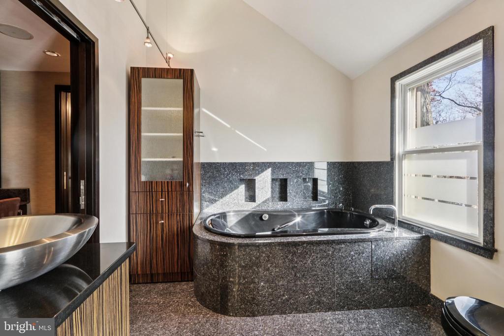 400 HIGHVIEW DRIVE