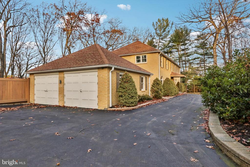 400 HIGHVIEW DRIVE