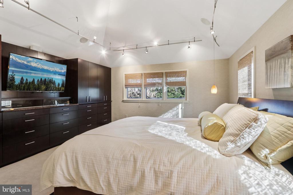 400 HIGHVIEW DRIVE