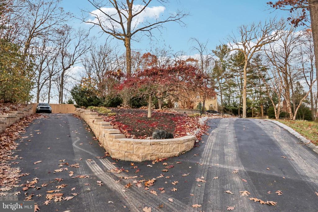 400 HIGHVIEW DRIVE