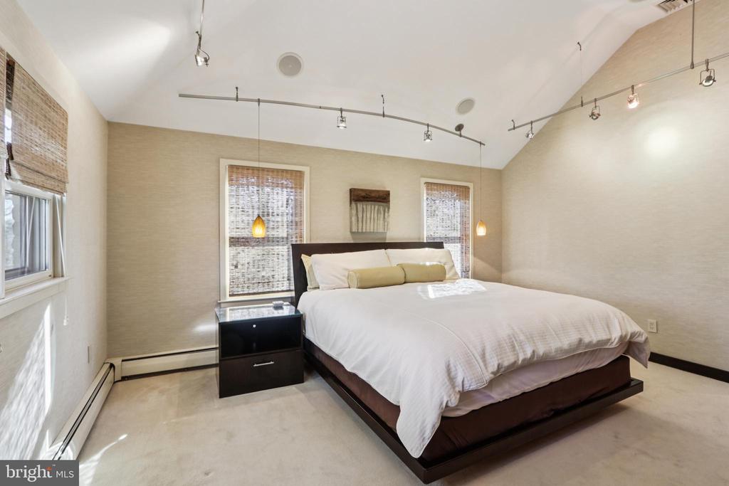 400 HIGHVIEW DRIVE