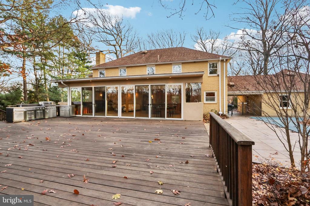 400 HIGHVIEW DRIVE