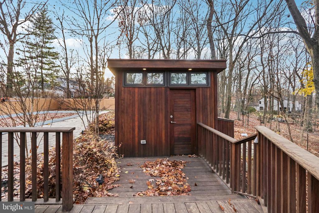 400 HIGHVIEW DRIVE