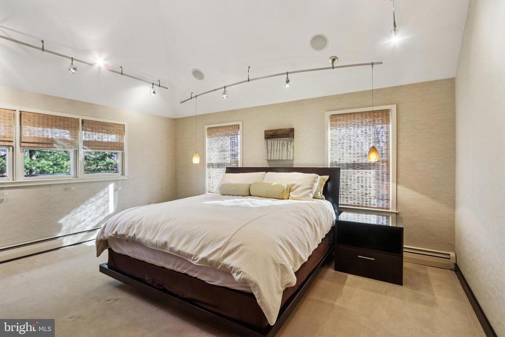 400 HIGHVIEW DRIVE