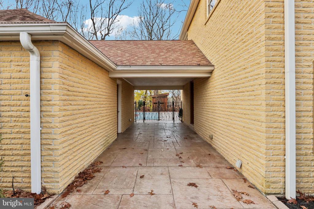 400 HIGHVIEW DRIVE