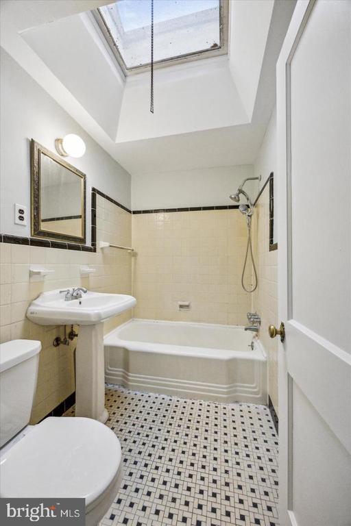 11 TRENT ROAD Unit: 2ND FLOOR