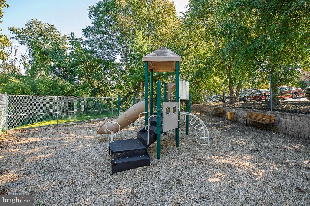 1740 OAKWOOD TERRACE Unit: 14-E
