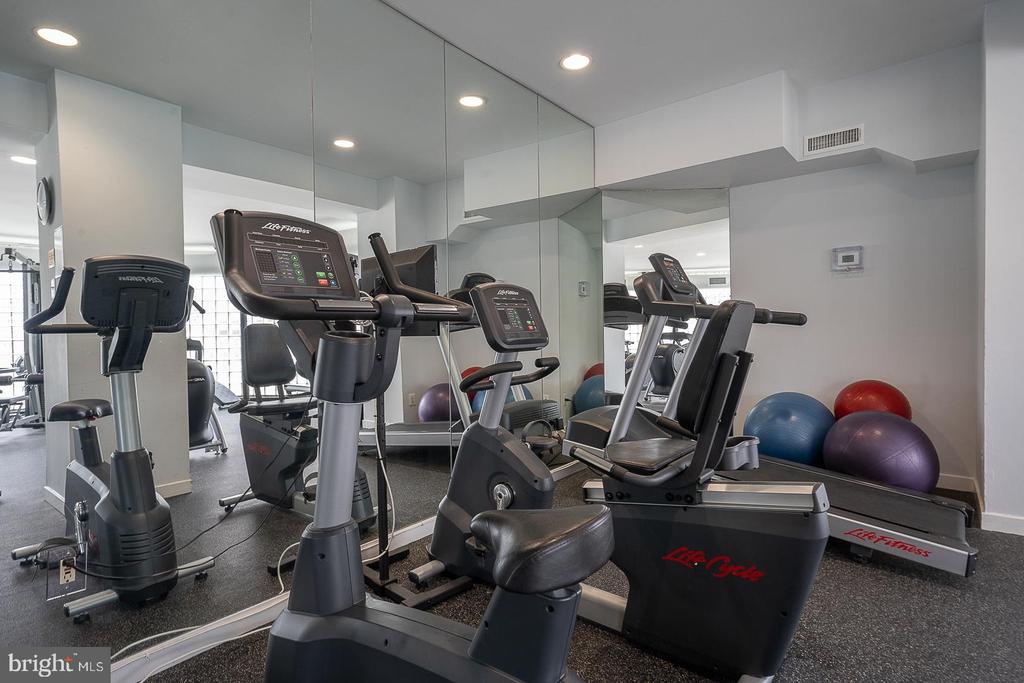 1740 OAKWOOD TERRACE Unit: 14-E