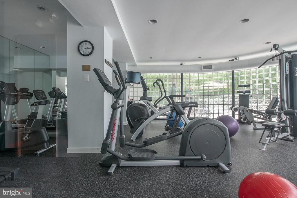 1740 OAKWOOD TERRACE Unit: 14-E