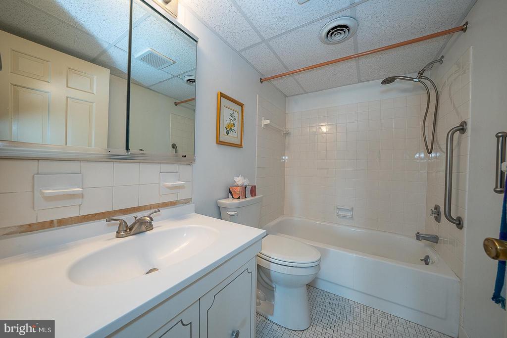 19 ROCK HILL ROAD Unit: 1-G