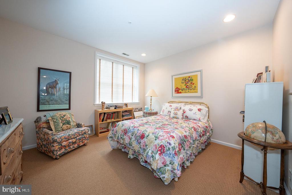 1109 RIVERVIEW LANE