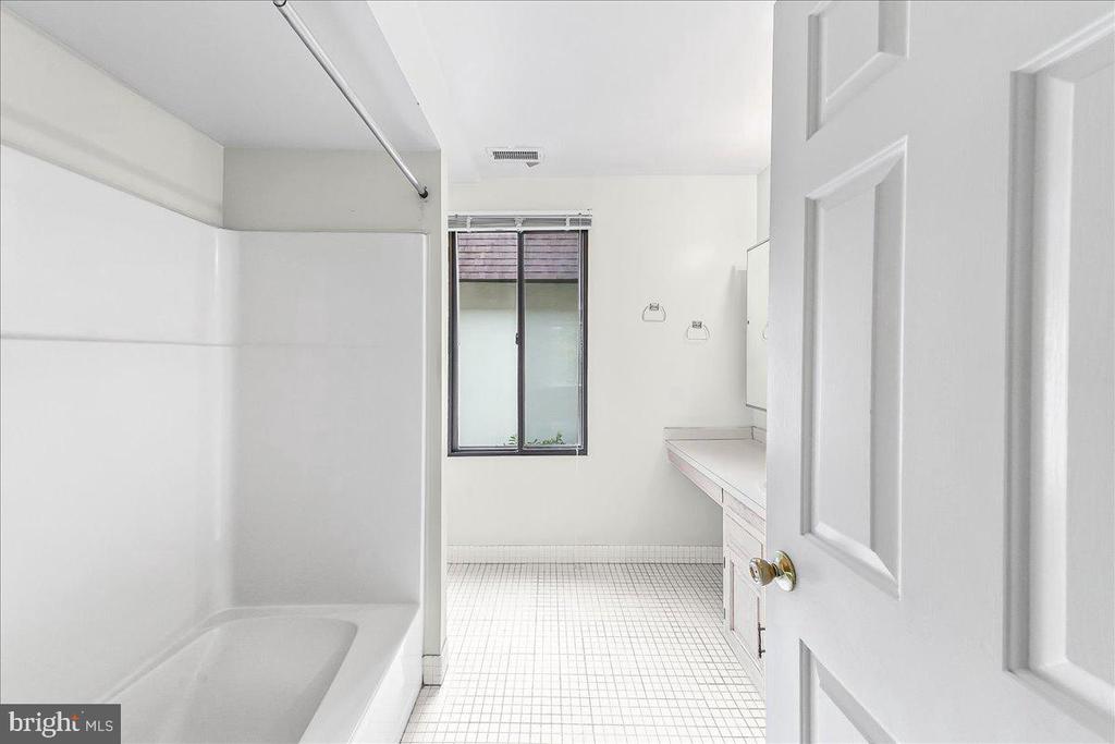 100 LLANALEW ROAD Unit: 3C