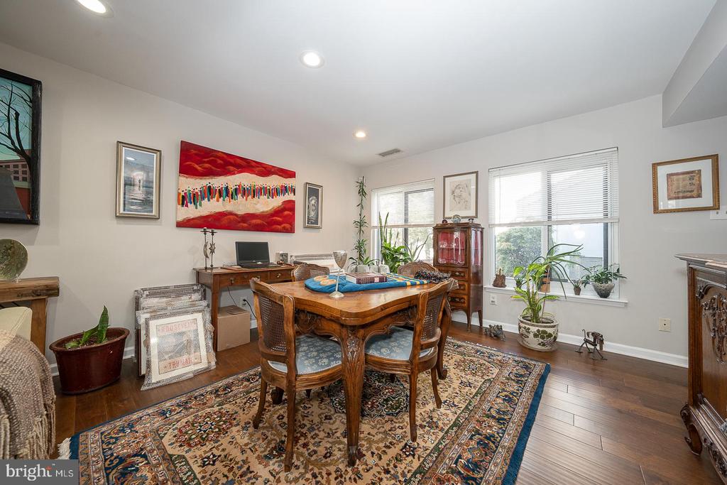 1710 OAKWOOD Unit: 3-B
