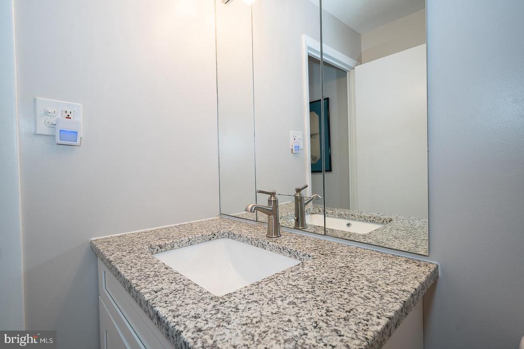 1710 OAKWOOD Unit: 3-B
