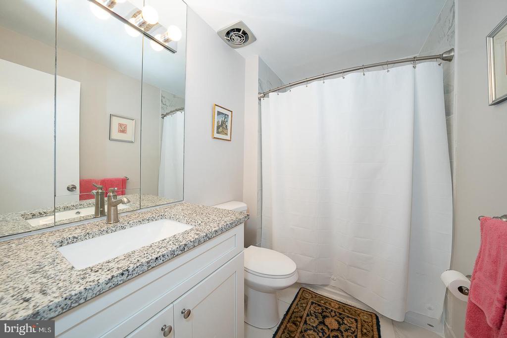 1710 OAKWOOD Unit: 3-B