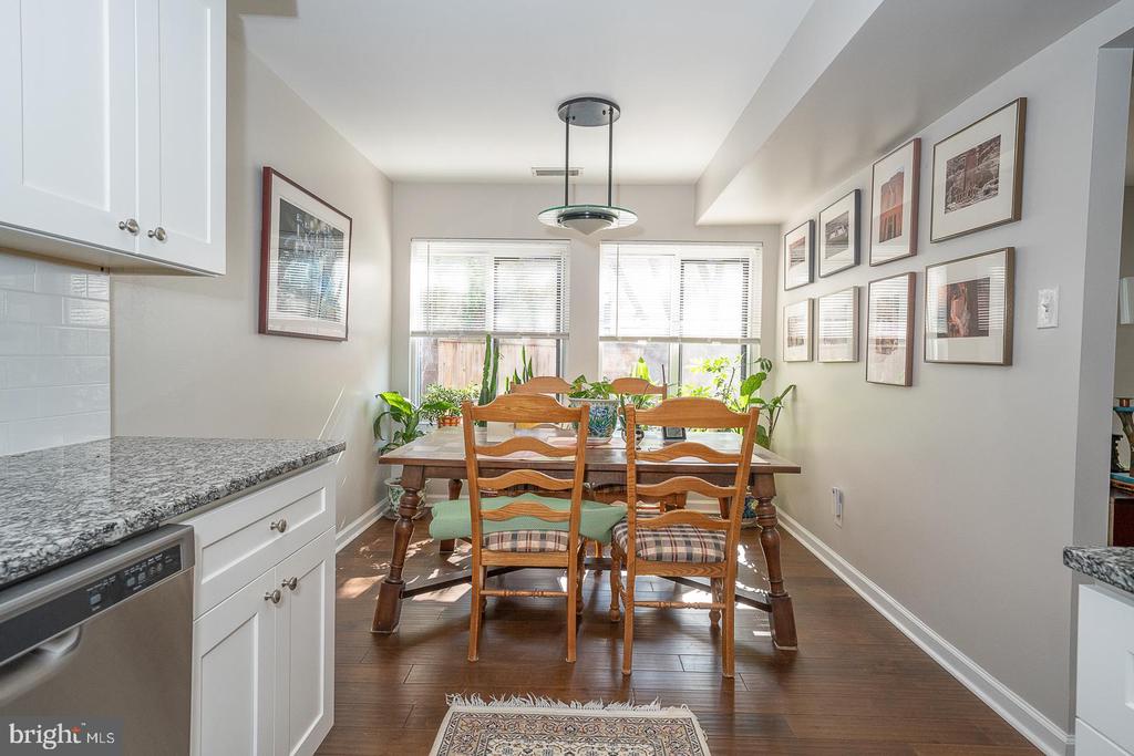 1710 OAKWOOD Unit: 3-B
