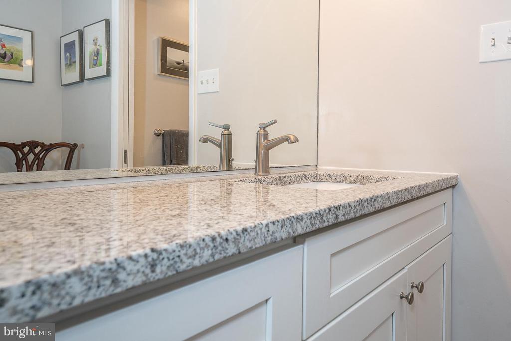 1710 OAKWOOD Unit: 3-B