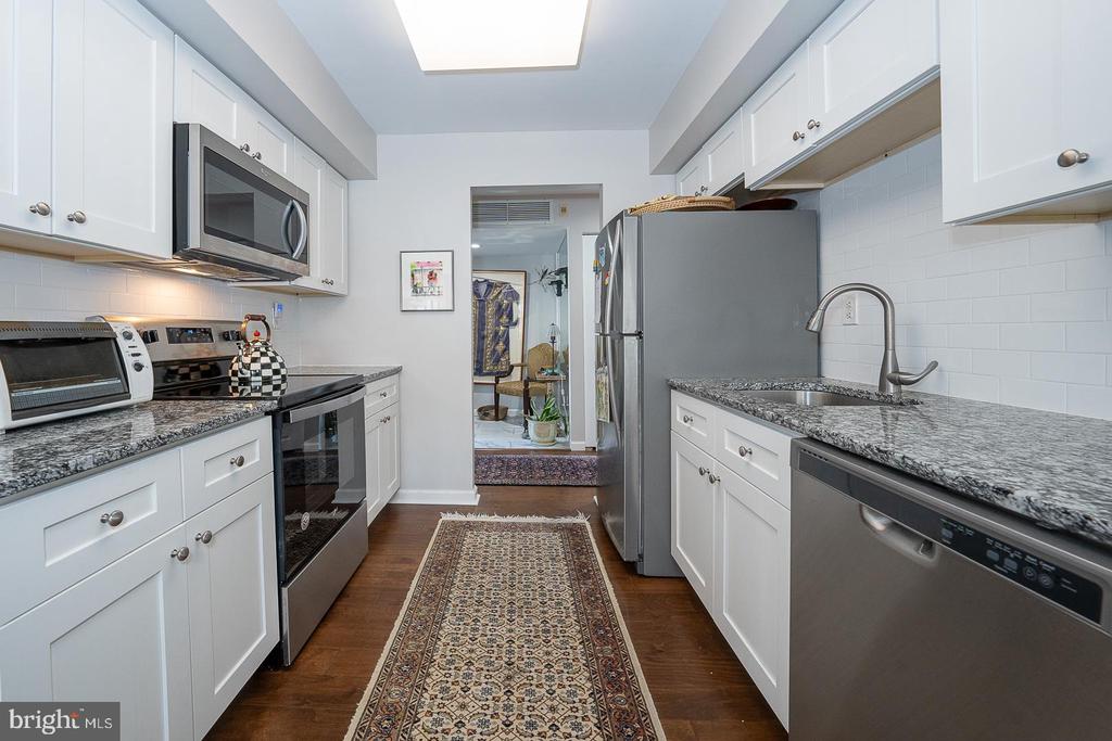 1710 OAKWOOD Unit: 3-B