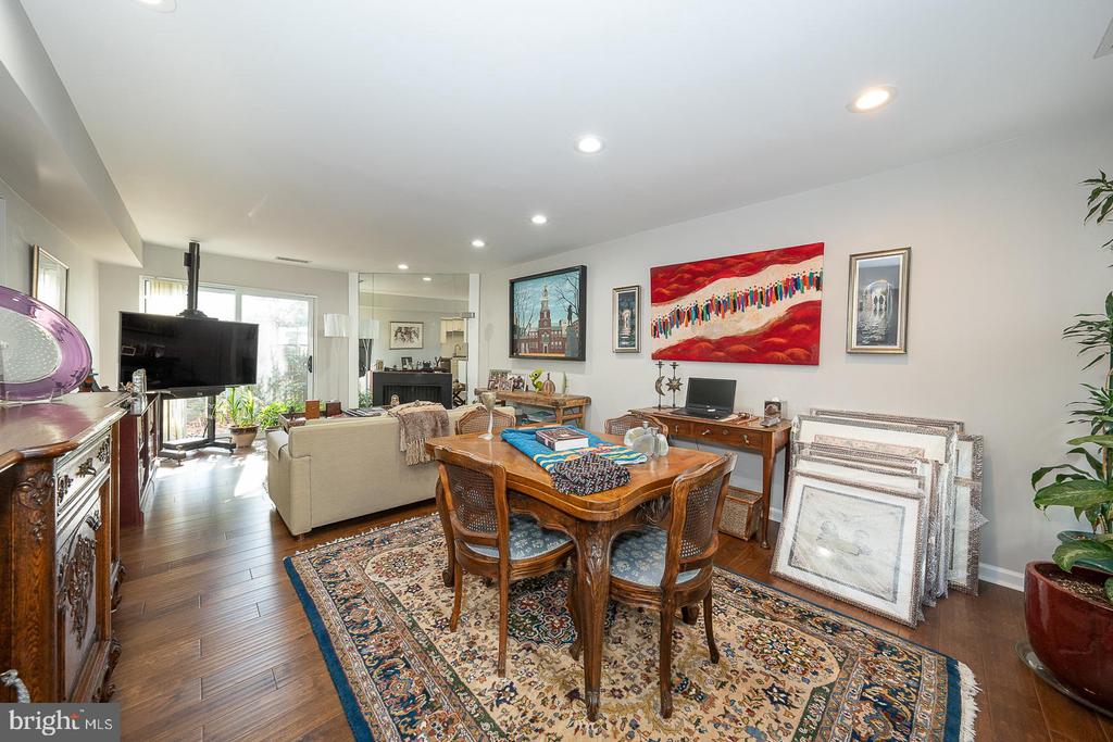 1710 OAKWOOD Unit: 3-B