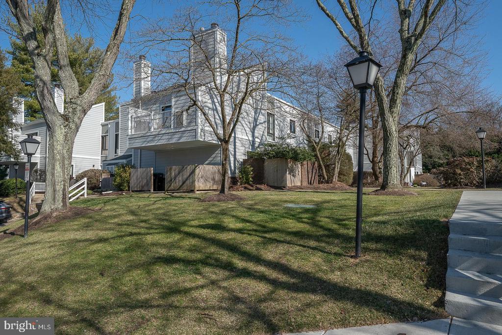1710 OAKWOOD Unit: 3-B