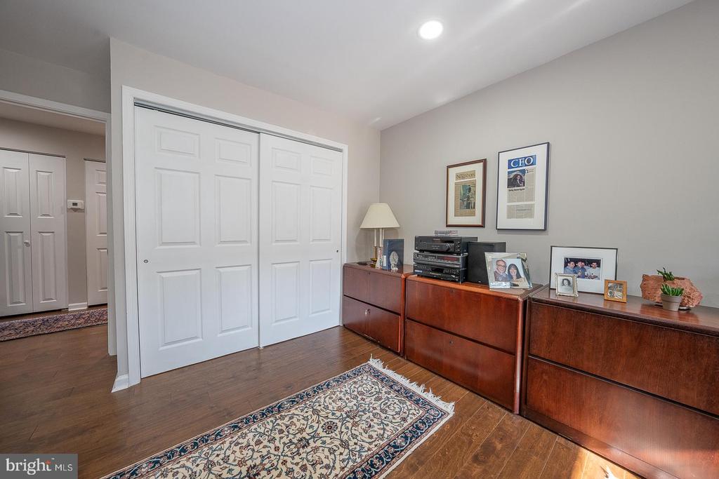 1710 OAKWOOD Unit: 3-B