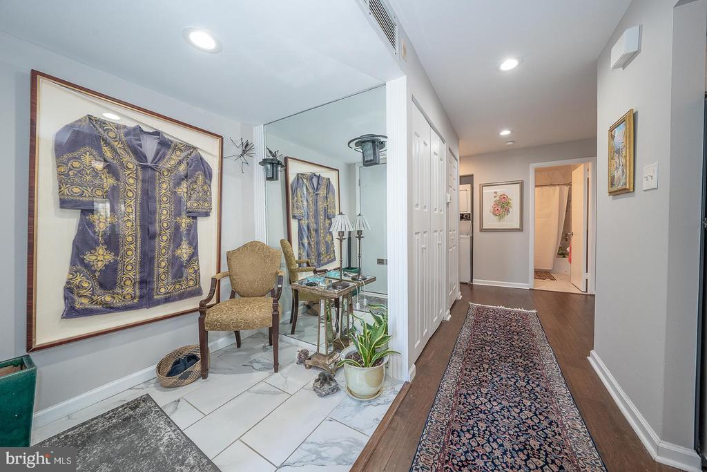 1710 OAKWOOD Unit: 3-B