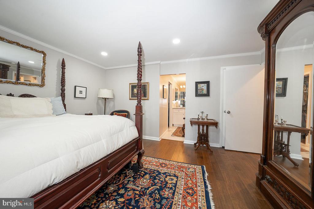 1710 OAKWOOD Unit: 3-B