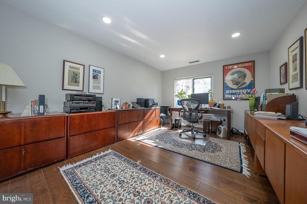 1710 OAKWOOD Unit: 3-B