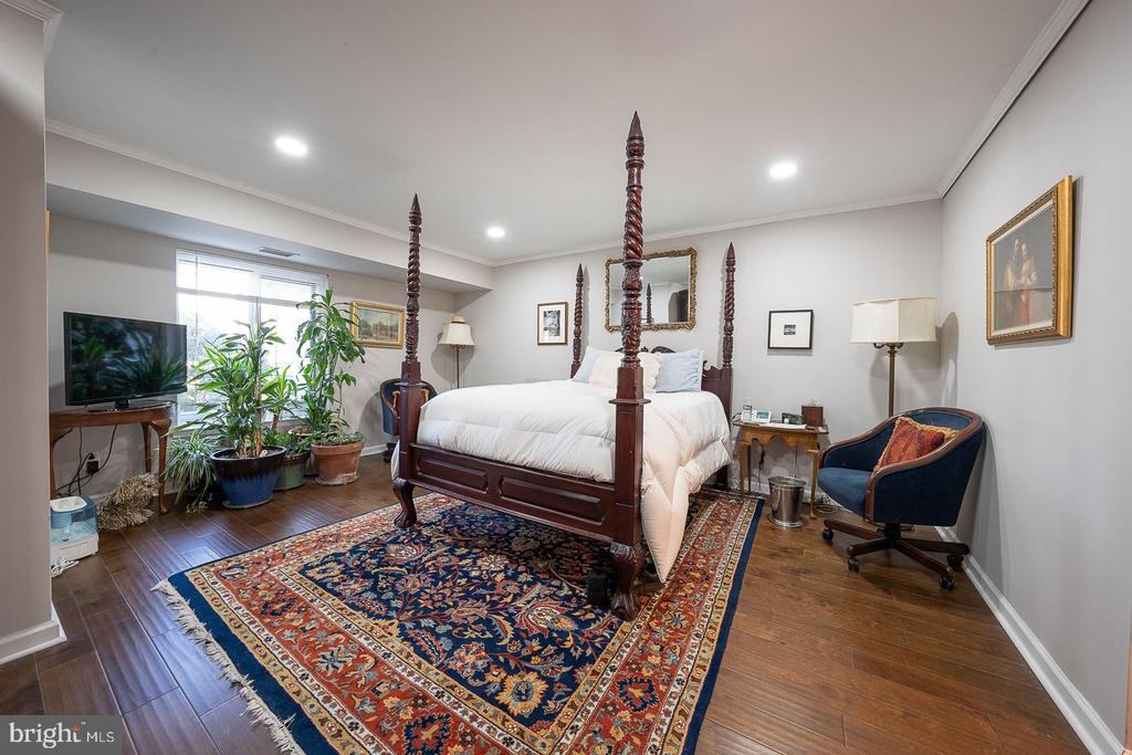 1710 OAKWOOD Unit: 3-B