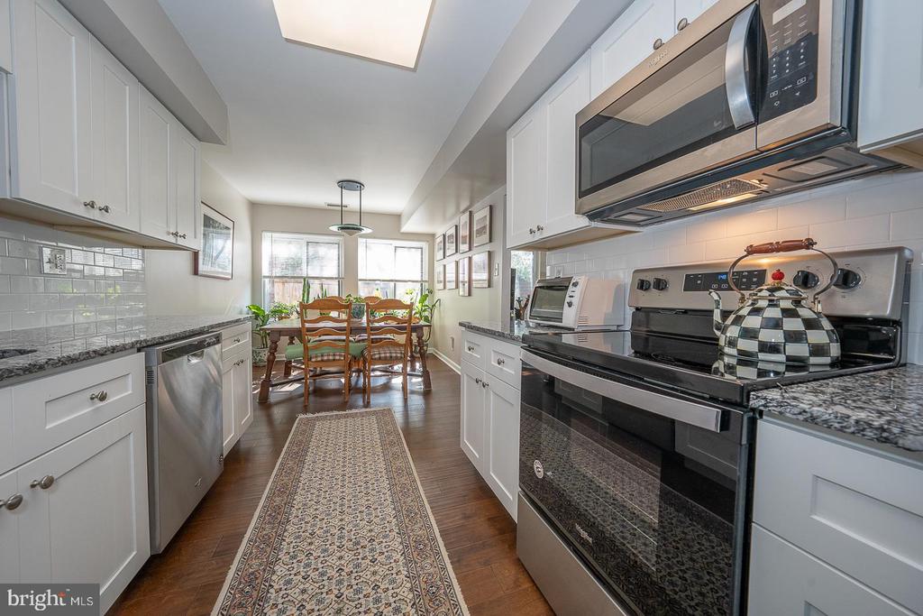 1710 OAKWOOD Unit: 3-B