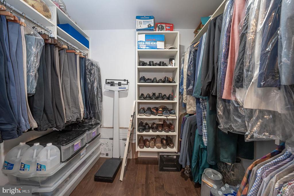 1710 OAKWOOD Unit: 3-B