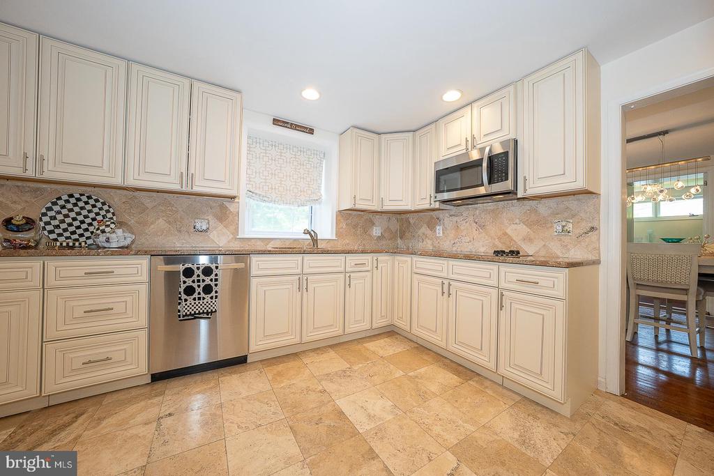 1130 N WOODBINE AVENUE