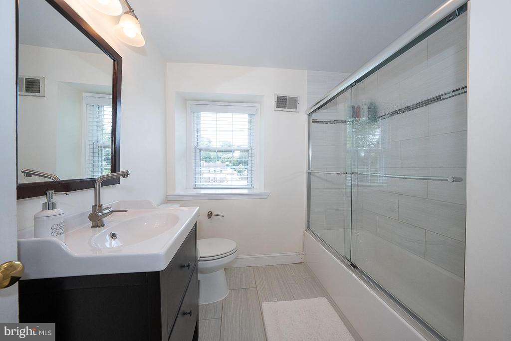 1130 N WOODBINE AVENUE