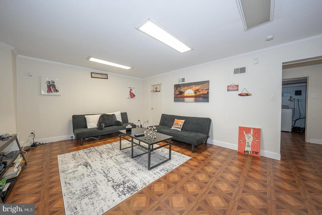 1130 N WOODBINE AVENUE