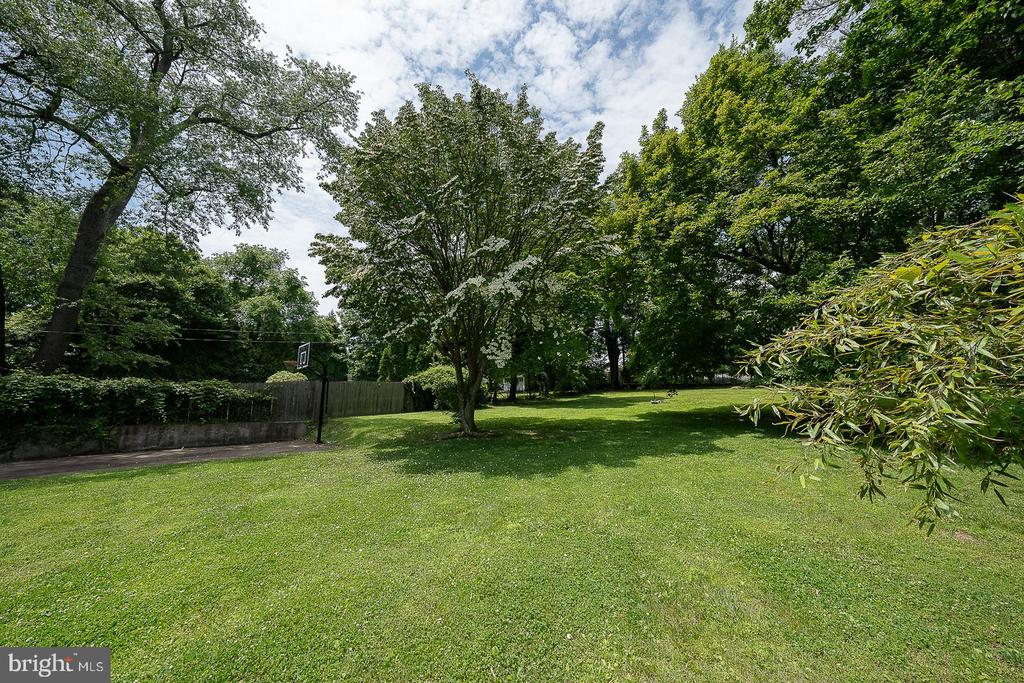 1130 N WOODBINE AVENUE