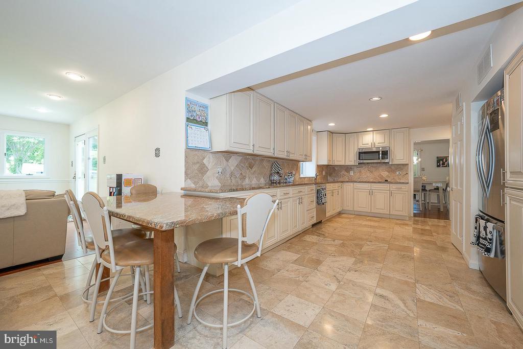 1130 N WOODBINE AVENUE