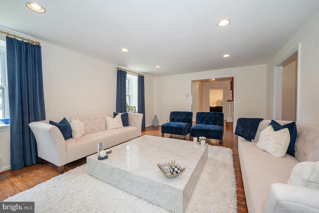 1130 N WOODBINE AVENUE
