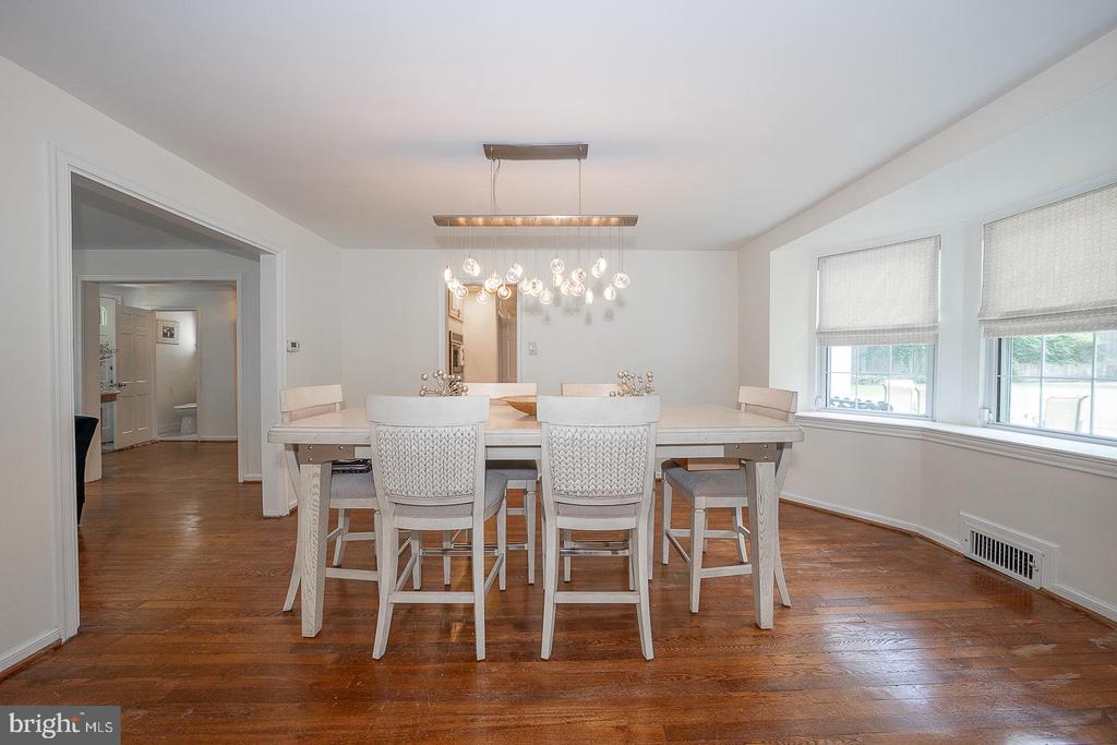 1130 N WOODBINE AVENUE