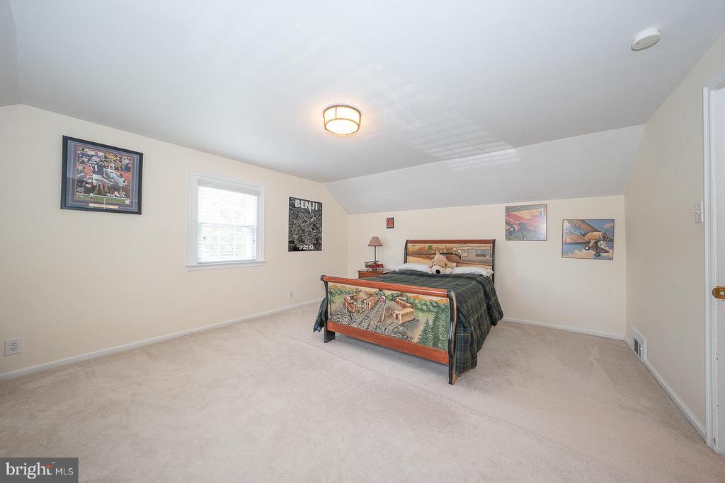 1130 N WOODBINE AVENUE