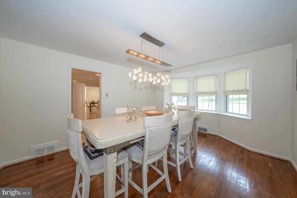1130 N WOODBINE AVENUE