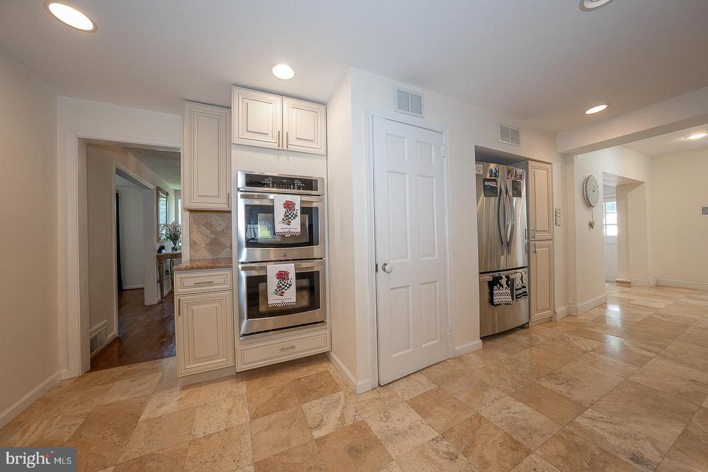 1130 N WOODBINE AVENUE