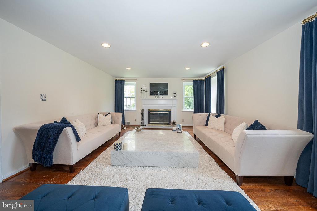1130 N WOODBINE AVENUE