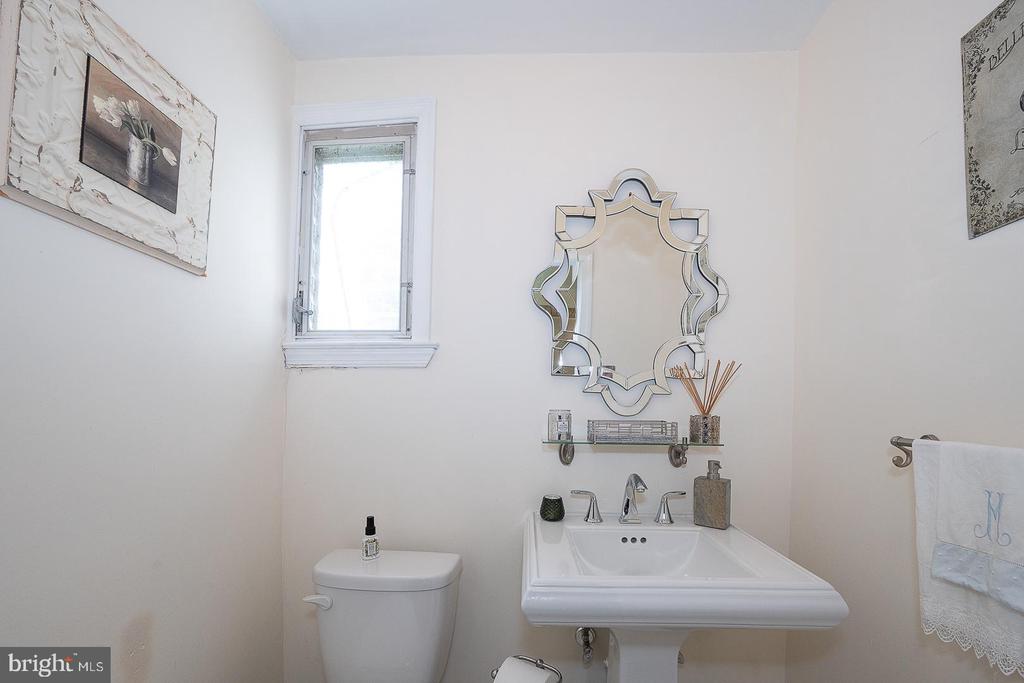 1130 N WOODBINE AVENUE