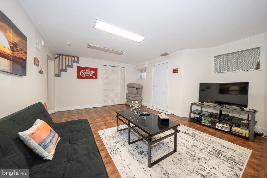 1130 N WOODBINE AVENUE