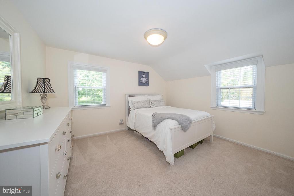 1130 N WOODBINE AVENUE