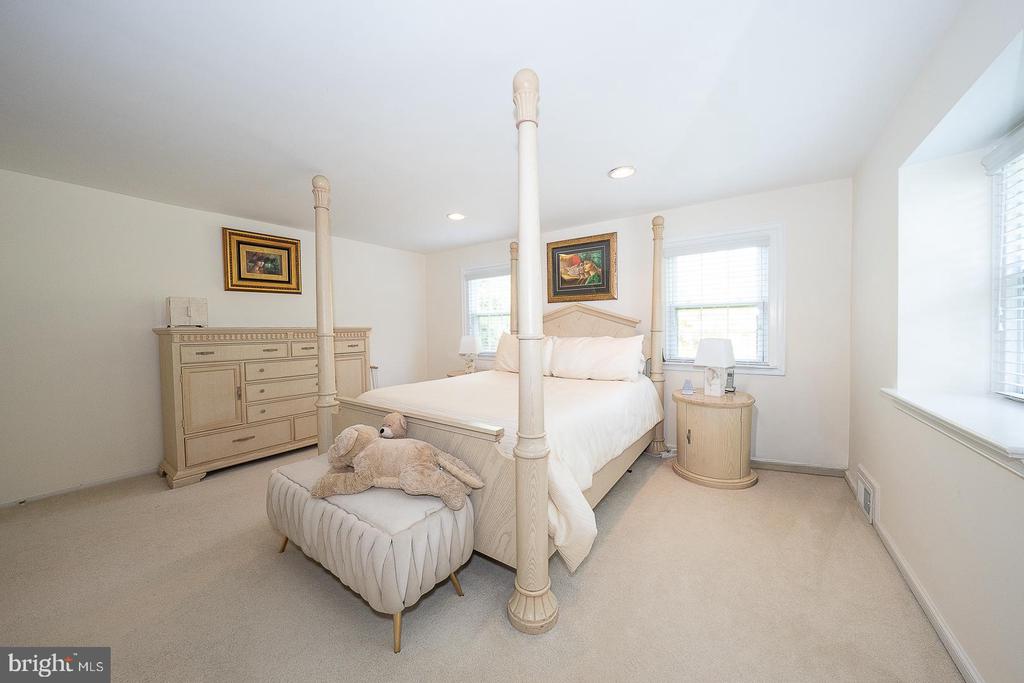 1130 N WOODBINE AVENUE