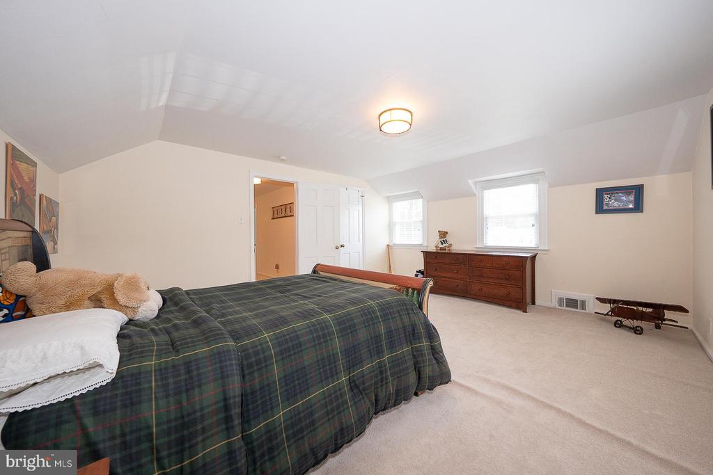 1130 N WOODBINE AVENUE
