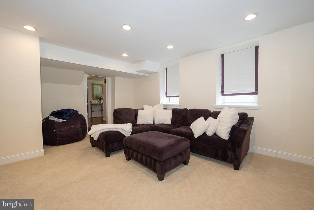 1130 N WOODBINE AVENUE